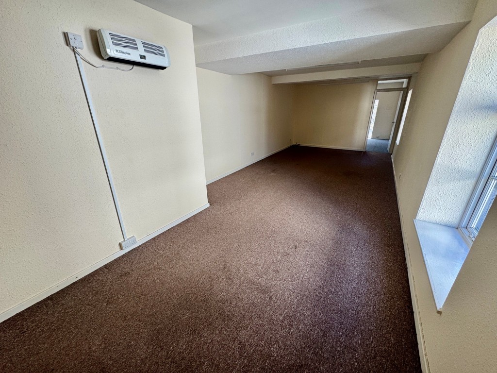 Lot: 58 - PERIOD CITY CENTRE FREEHOLD SHOP AND UPPER PARTS WITH POTENTIAL - First floor main room alternative view